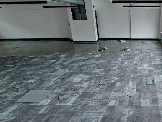 https://surfaceflooring.co.uk/wp-content/uploads/2023/04/carpet_tiles_floor_p_133520-640x480.jpeg